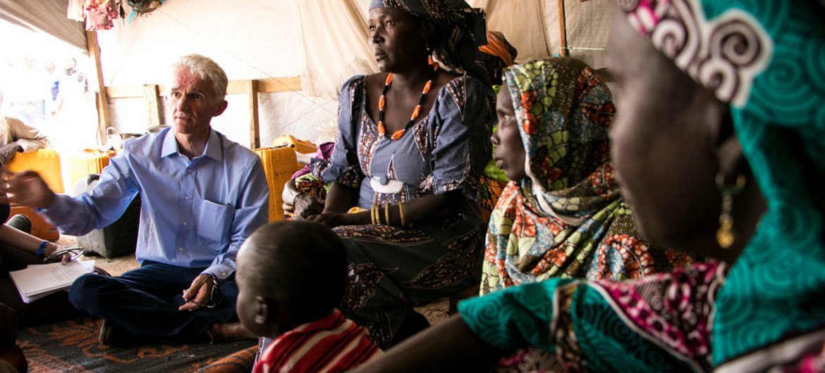 Le coordonnateur des secours d'urgence de l'ONU, Mark Lowcock, discute avec des femmes déplacées au camp de Wege à Pulka, au nord-est du Nigéria. Septembre 2017.