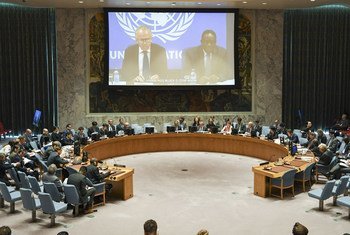 Vue de la salle du Conseil de sécurité alors que Michael Keating (à gauche sur l'écran), le Représentant spécial du Secrétaire général pour la Somalie, fait un exposé par vidéoconférence. Photo ONU/Eskinder Debebe