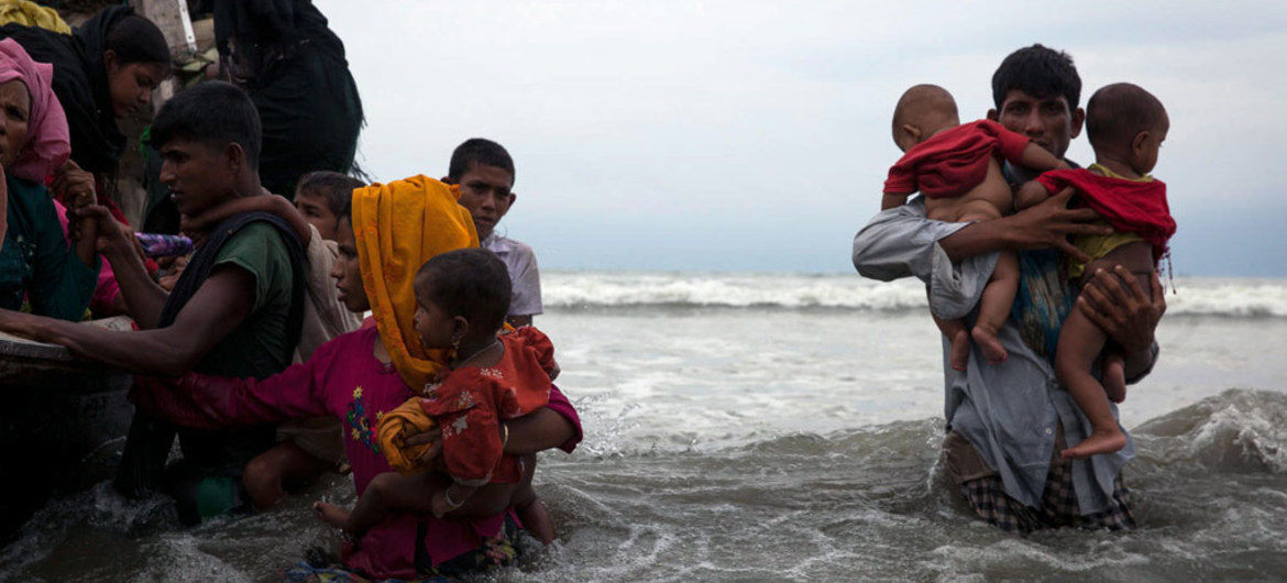 Вновь прибывшие беженцы из Мьянмы высадились на берегу реки Рохинга в районе Кокс-Базар в Бангладеш.  Фото ЮНИСЕФ