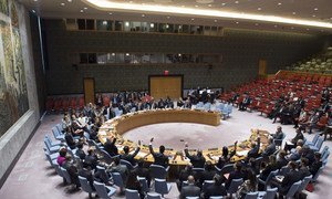 Plan large sur la salle du Conseil de sécurité, lors de l'adoption à l'unanimité de la prolongation du mandat de la Mission d'appui des Nations Unies en Libye (MANUL) en septembre 2017. (archives)