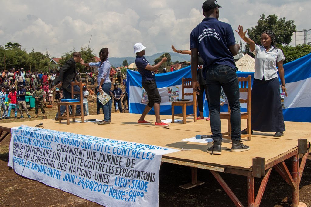A Kavumu, en République démocratique du Congo (RDC), les Nations Unies travaillent avec des communautés locales pour sensibiliser la population à la prévention de l'exploitation et des abus sexuels.