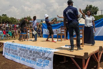 A Kavumu, en République démocratique du Congo (RDC), les Nations Unies travaillent avec des communautés locales pour sensibiliser la population à la prévention de l'exploitation et des abus sexuels.