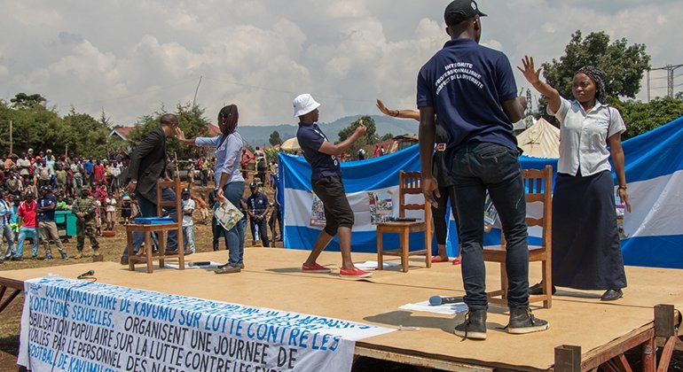 Сотрудники ООН проводят с местными жителями в ДРК мероприятие по предотвращению сексуальной эксплуатации и насилия