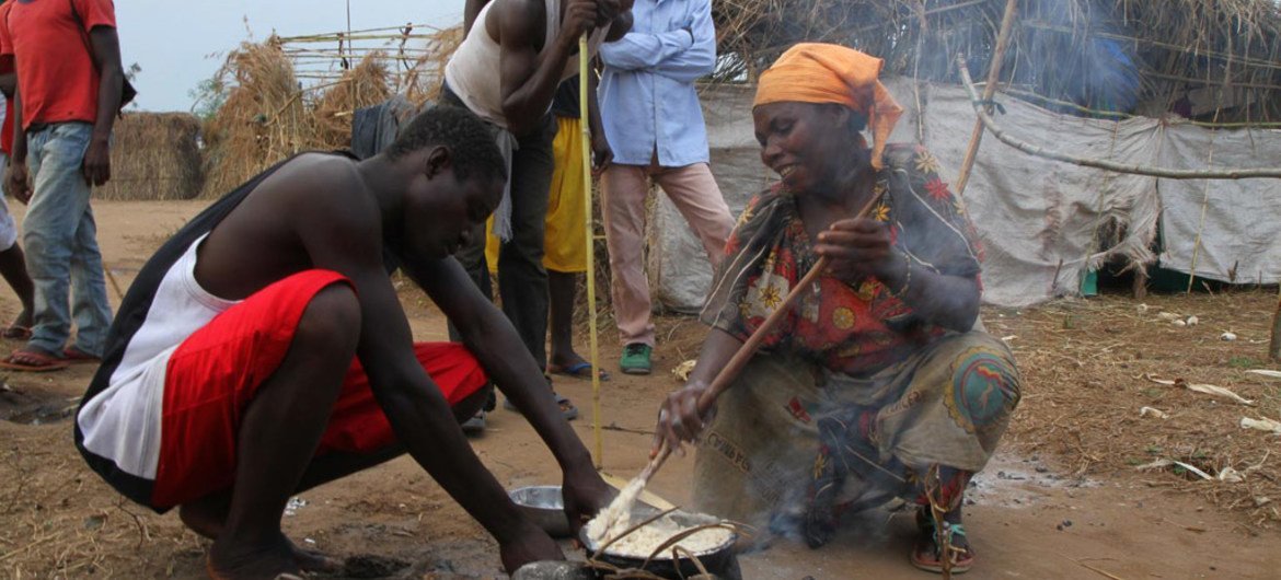 Wakimbizi kutoka Burundi wakipika chakula kutumia kuni