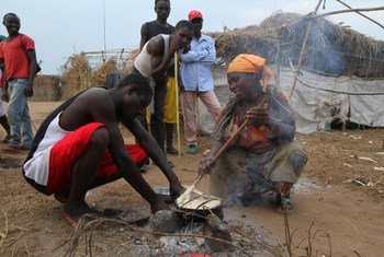 Des réfugiés burundais préparent à manger dans un camp en République démocratique du Congo (RDC) (archives). 