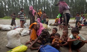 Des réfugiés rohingyas arrivés à Cox's Bazar, au Bangladesh, après avoir voyagé en bateau. Photo UNICEF/Brown