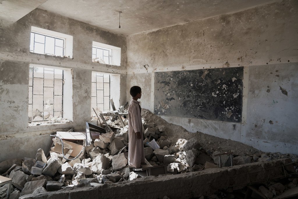 طفل يقف بين حطام مدرسته التي دمرتها الحرب في صعدة في اليمن.