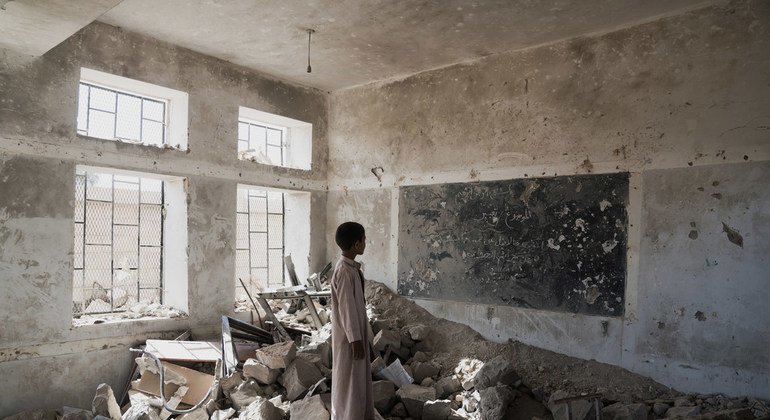 Un estudiante en lo que era su aula en una escuela en Saada, Yemen. Los estudiantes ahora dan clase en unas tiendas de UNICEF