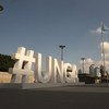 联大会议厅外矗立着“#联合国大会”字样的标志，迎接各国嘉宾的到来。