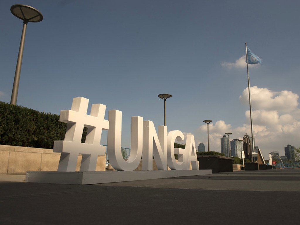 Devant le siège de l'ONU à New York, l’Assemblée générale des Nations Unies fait la promotion de son débat général annuel avec le hashtagh de ses acronymes en anglais (archive)
