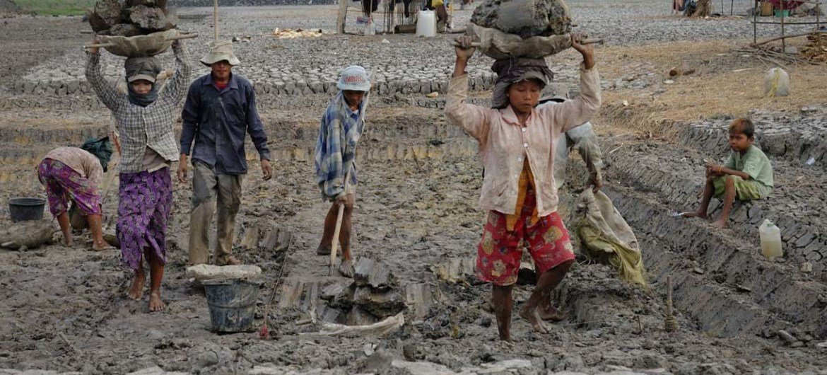 缅甸建筑工地上的工人。
