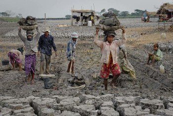 Workers on an irrigation construction site in Mawlamyaingyun, Myanmar, in May 2013. Photo ILO/M. Crozet