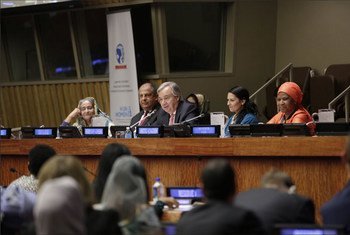 Le Secrétaire général António Guterres (au centre), lors d'une réunion sur l'autonomisation économique des femmes, avec Phumzile Mlambo-Ngcuka d'ONU-Femmes, de la Première ministre du Bangladesh, Sheikh Hasina, de Priti Patel, membre du Parlement britanni