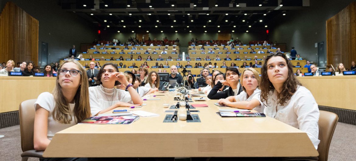 在联大一般性辩论期间参加联合国会议的青年。联合国图片/Rick Bajornas