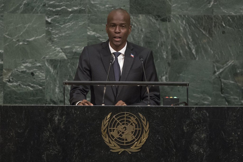 O delegado haitiano Jean-Henri Céant discursa em um pódio com o emblema das Nações Unidas durante uma sessão da Assembleia Geral em Nova York.