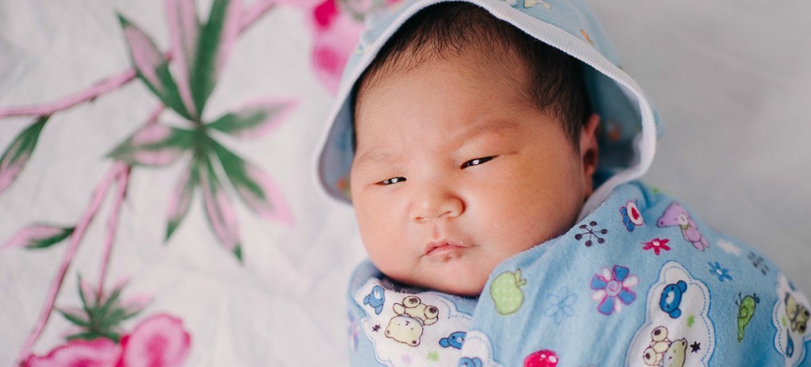 哈萨克斯坦一名新生婴儿。UNICEF/UN044581/Kim