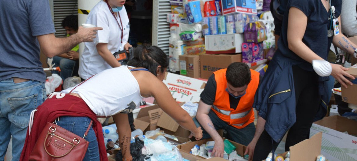 Voluntarios reparten ayuda en México. Foto: CINU México