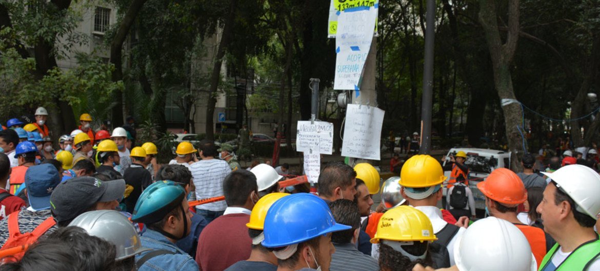 Voluntarios trabajan en las calles de la Ciudad de Mexico afectadas por el terremoto. Foto: CINU México