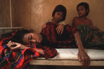 Девочка смотрит  на  умирающую от  СПИДа  маму. Камбоджа.  Фото Всемирного банка