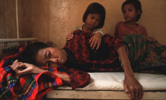 Девочка смотрит  на  умирающую от  СПИДа  маму. Камбоджа.  Фото Всемирного банка