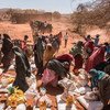 2017年9月， 索马里西部的干旱灾区，灾民前来领取世界粮食计划署分发的粮食。 图片来源/Getty Images Reportage