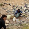 (من الأرشيف) أطفال يملأون أوعيتهم ماء ملوثا - مدينة الطبقة - شمال سوريا