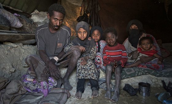 Família de deslocados no Iêmen, que deve continuar sendo a maior crise humanitária no mundo em 2020