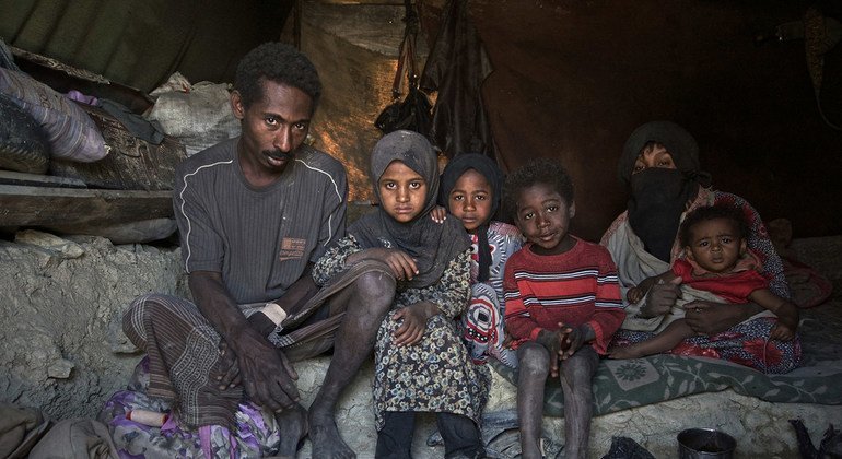 Familia desplazada viviendo en el asentamiento de Khamir, en Yemen. Foto: OCHA/Giles