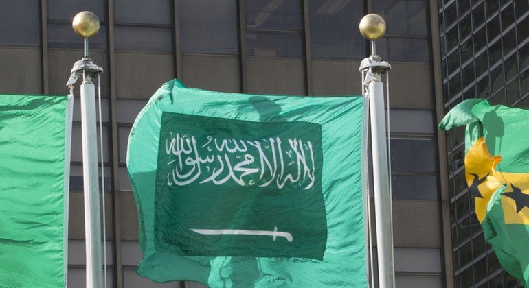 La bandera de Arabia Saudita ondea en la sede de la ONU en Nueva York.
