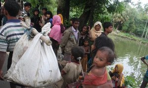Des réfugiés arrivent dans la région d'Ukhiya, au Bangladesh, juste après avoir traversé la frontière avec l'État de Rakhine au nord du Myanmar.