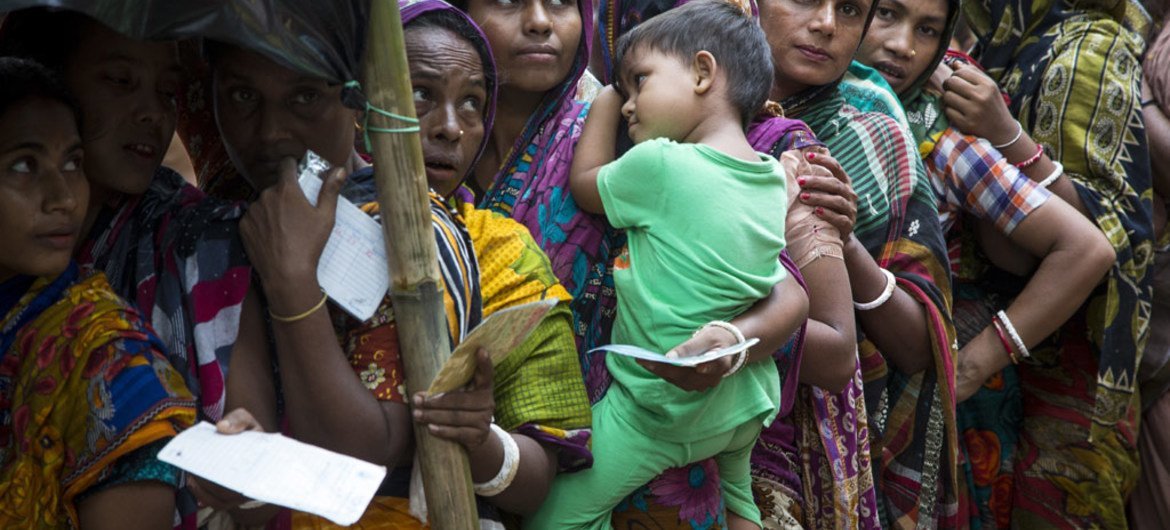 le Haut-Commissariat des Nations Unies pour les réfugiés distribue des fournitures d'aide aux familles hindoues rohingyas qui ont trouvé refuge dans le village d'Hindu Par, au Bangladesh.