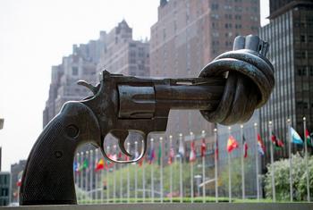 Escultura da Não Violência, de Carl Fredrik Reuterswärd, na sede da ONU em Nova Iorque