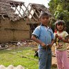 Iker, de 9 años, y su hermana Yeimire, de seis, frente a su casa que fue destruida por el terremoto del 19 de septiembre de 2017. 