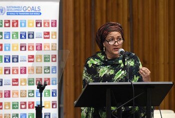 Первый заместитель Генсека ООН Амина Мохаммед на встрече в Генеральной Ассамблее. Фото ООН/Эван Шнейдер