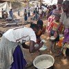 Au centre de transit de Nchelenge à Chiengi, dans le nord de la Zambie, des réfugiés congolais reçoivent des repas chauds fournis par les autorités locales et le HCR. Photo HCR/Pumla Rulashe