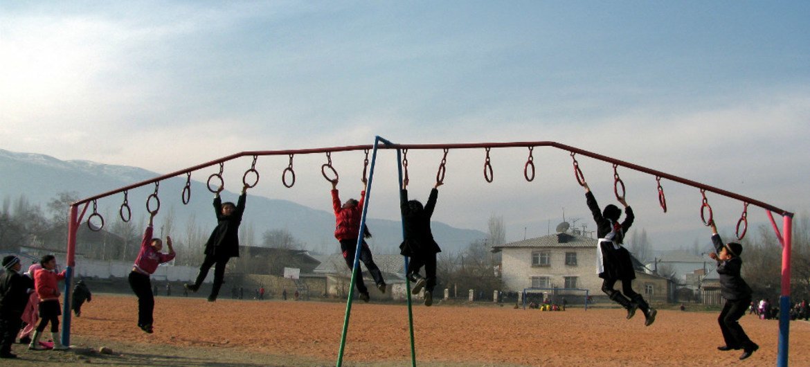 吉尔吉斯斯坦儿童在玩耍。人道协调厅图片/T. Jeanneret