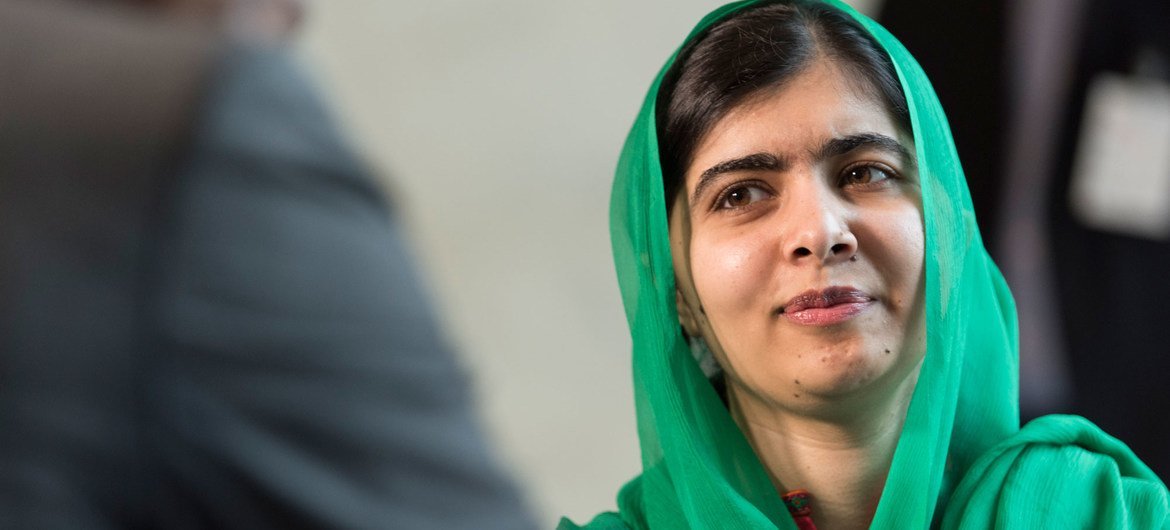 Malala defende o direito das meninas a estudarem. Em 2014, ela ganhou o Prêmio Nobel de Paz.