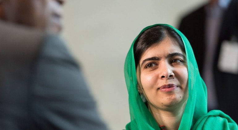 Malala Yousafzai, lauréate du prix Nobel de la paix, lors d'un entretien avec ONU Info. Photo ONU/Mark Garten