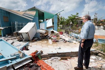 Le Secrétaire général de l'ONU, António Guterres, marche dans la ville de Codrington, sur l’île de Barbuda, pour constater les dévastations laissées par l'ouragan Irma.
