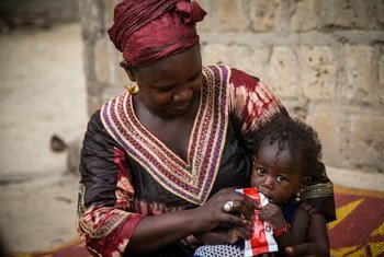 Au centre de santé de Bellafarendi, Azaharatou Dicko nourrit Farimata, sa fille de 13 mois souffrant d'une malnutrition aiguë sévère, avec une alimentation thérapeutique prête à l'emploi fournie par l'UNICEF.