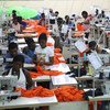 加纳工人在工厂做工。世界银行/Dominic Chavez