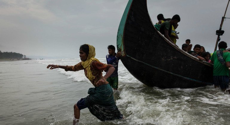 لاجئون من الروهينجا يسيرون على الشاطئ عند سواحل كوكس بازار في بنغلاديش بعد عبور خليج البنغال. (الأرشيف)