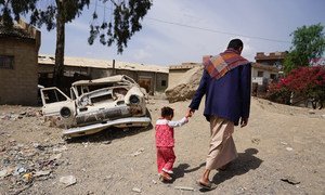 A Sana'a, au Yémen, un homme avec sa fille âgée de trois ans près d'une ancienne usine de textile. Photo Giles Clarke/OCHA
