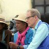 El secretario general adjunto para Derechos Humanos, Andrew Gilmour, se reúne con indígenas Nasa en Colombia en San Luis, zona que se encontraba al mando de las FARC-EP antes del proceso de paz. 