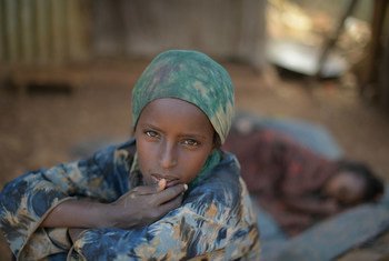 Une jeune fille dans un camp de déplacés à Baidoa, en Somalie. Photo ONU/Tobin Jones