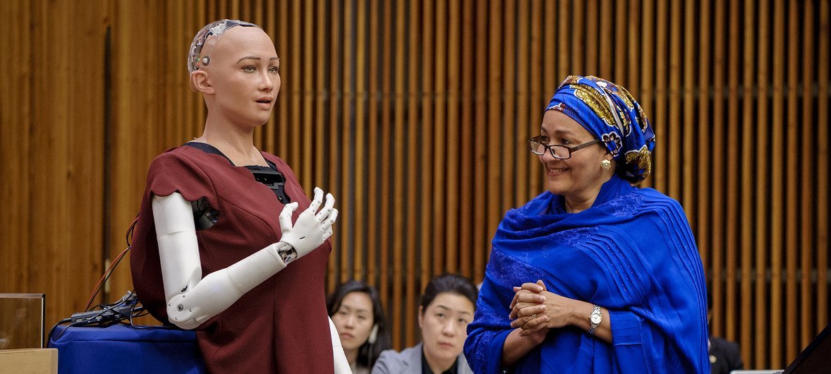 La vicesecretaria de la ONU conversa con Sophia, una robot con inteligencia artificial que visitó la sede de la ONU en 2017.