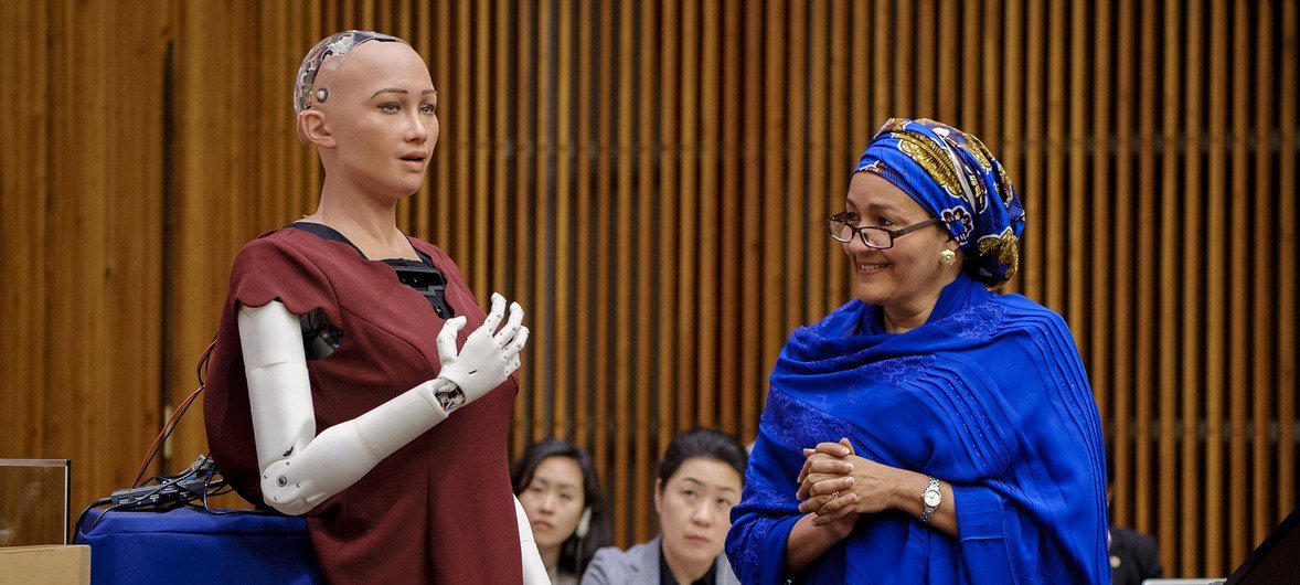 Amina Mohammed, la vicesecretaria general de la ONU conversa con Sophia, la robot inteligente de Hanson Robotics. Foto: ONU/Manuel Elias