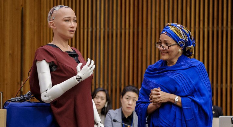 Первый заместитель Генсека ООН Амина Мохаммед беседует с роботом Софией на презентации в ООН
