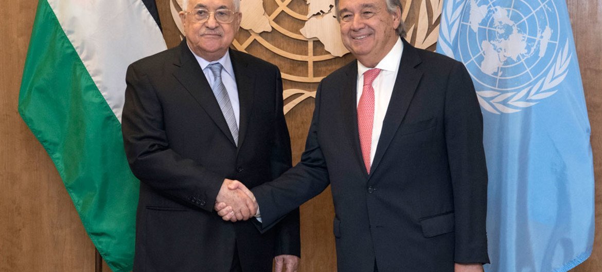 El Secretario General, António Guterres, y el presidente palestino, Mahmoud Abbas. Foto de archivo: ONU / Evan Scheneider