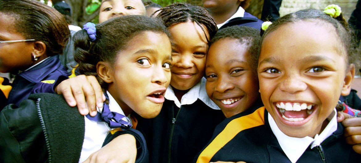 दक्षिण अफ्रीका में स्कूली बच्चे परेड में भाग लेते हुए.